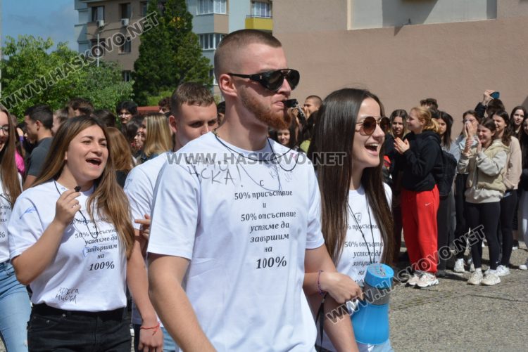 Последният звънец би за зрелостниците от Математическа гимназия в Хасково в присъствието на първия директор Дойчо Кръстев