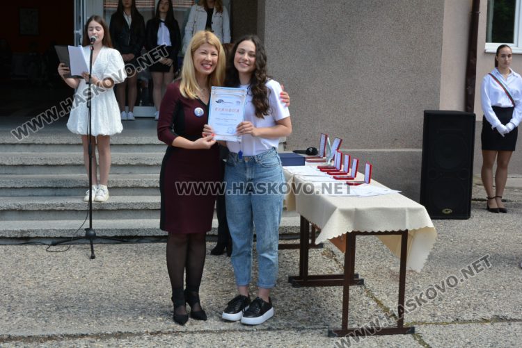 Последният звънец би за зрелостниците от Математическа гимназия в Хасково в присъствието на първия директор Дойчо Кръстев