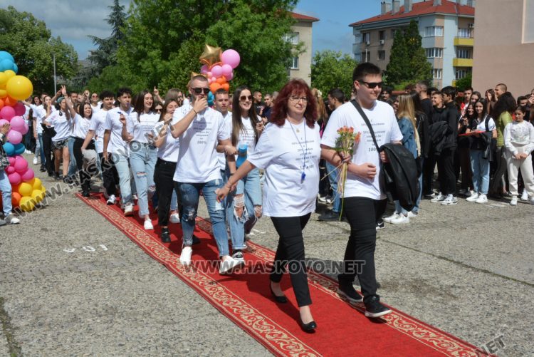 Последният звънец би за зрелостниците от Математическа гимназия в Хасково в присъствието на първия директор Дойчо Кръстев