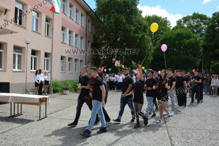 Последният звънец би за зрелостниците от Математическа гимназия в Хасково в присъствието на първия директор Дойчо Кръстев