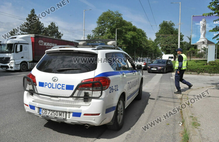 Водач пострада при катастрофа между две Аудита в Хасково