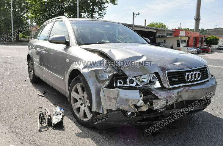 Водач пострада при катастрофа между две Аудита в Хасково