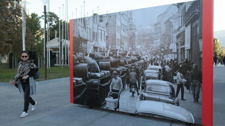 Сумирано, времето на окупация от съветските войски на страни от Източна Европа продължава 142 години.  На снимката: Изложба с фотографии на Ладислав Биелик по повод събитията в Чехословакия от 1968 г.