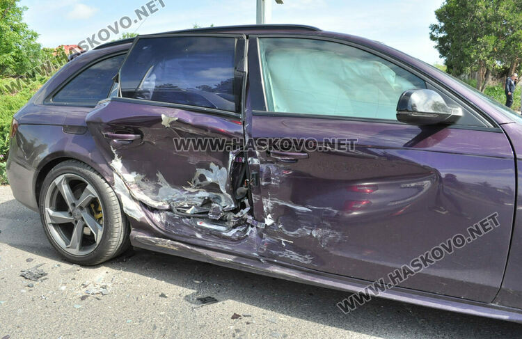 Водач пострада при катастрофа между две Аудита в Хасково