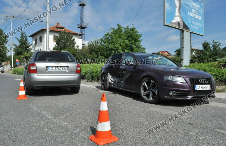 Водач пострада при катастрофа между две Аудита в Хасково