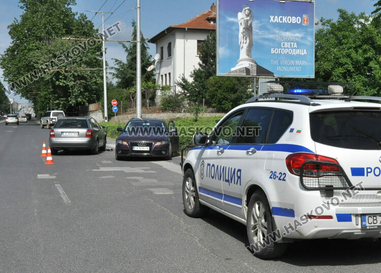 Водач пострада при катастрофа между две Аудита в Хасково