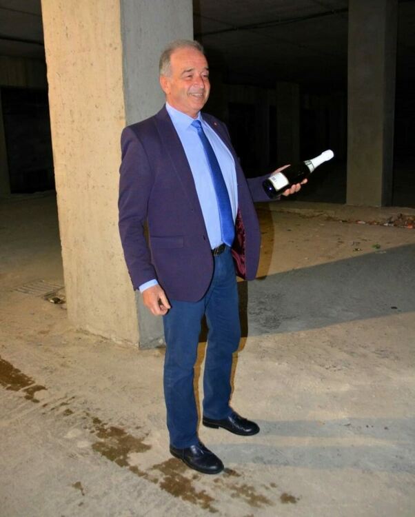 Изграждат паркинг и търговска зона на мястото на бившия Търговски център