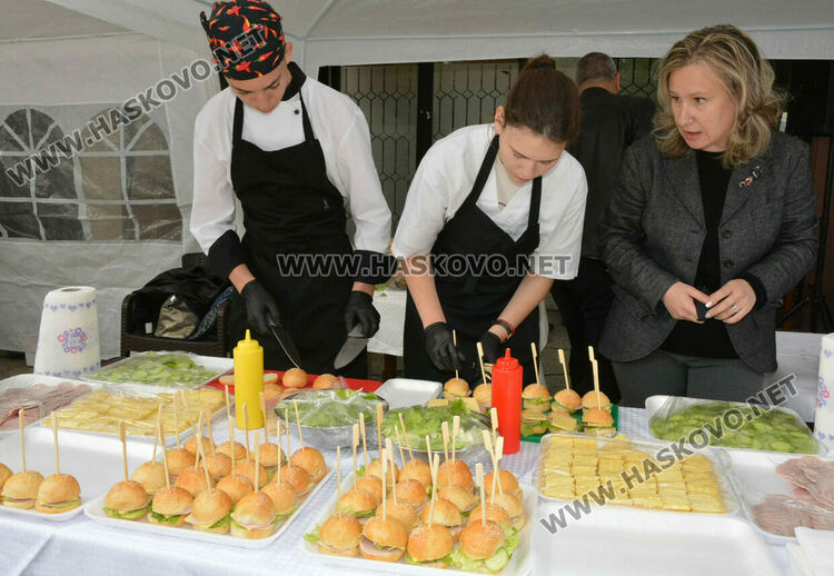 „Всеки спомен е вкус...“ представиха от Гимназията по туризъм в Хасково