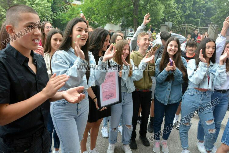 С бяла мечка седмокласници от „Васил Левски“ поканиха класната си на другарска вечер