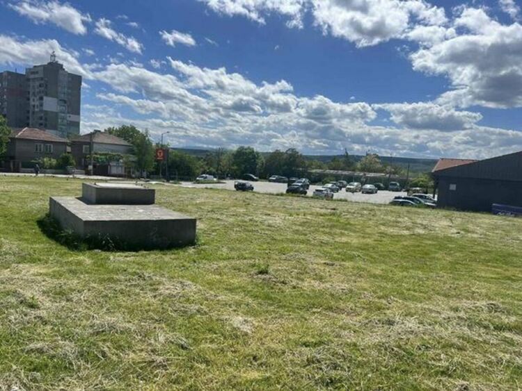 От април месец до момента се извършва косене на тревните площи и паркови пространства в град Радомир