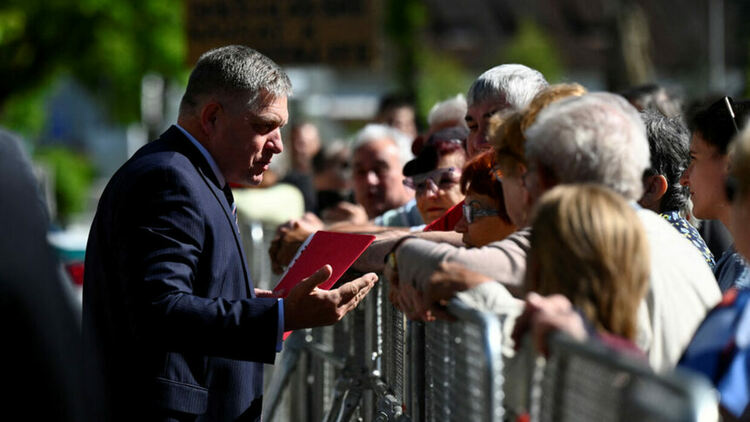 Роберт Фицо разговаря с граждани минути преди да бъде прострелян