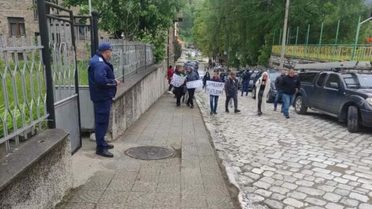 В Чепеларе протестираха срещу полицейски произвол