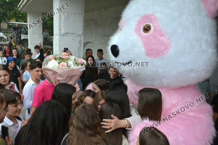 С бяла мечка седмокласници от „Васил Левски“ поканиха класната си на другарска вечер