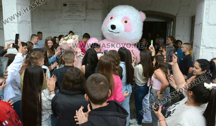 С бяла мечка седмокласници от „Васил Левски“ поканиха класната си на другарска вечер