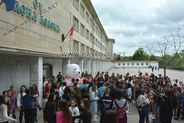 С бяла мечка седмокласници от „Васил Левски“ поканиха класната си на другарска вечер