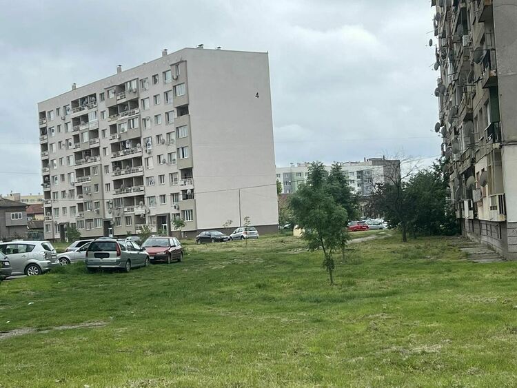 От април месец до момента се извършва косене на тревните площи и паркови пространства в град Радомир