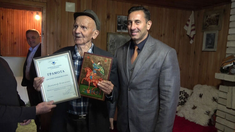 Дядо Димитър от Славейно получи грамота за достоен данъкоплатец от Румен Спецов