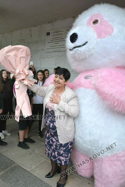 С бяла мечка седмокласници от „Васил Левски“ поканиха класната си на другарска вечер