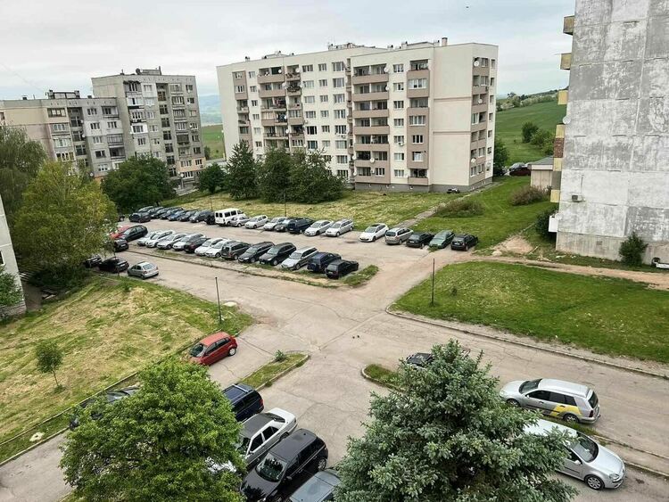 От април месец до момента се извършва косене на тревните площи и паркови пространства в град Радомир