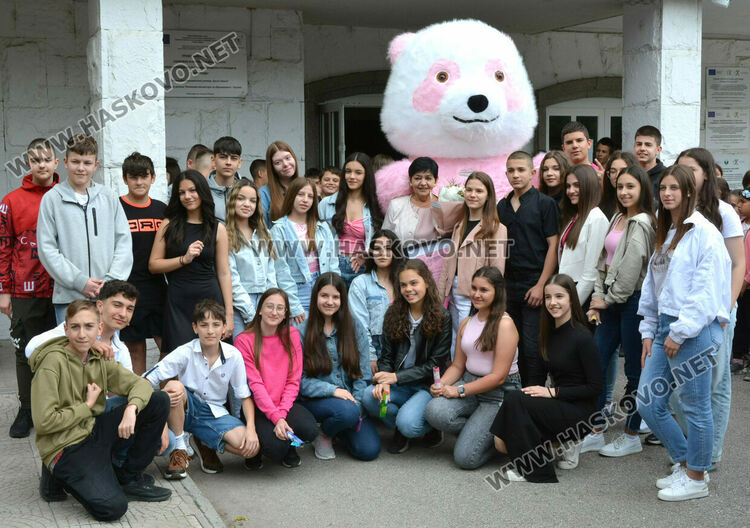 С бяла мечка седмокласници от „Васил Левски“ поканиха класната си на другарска вечер