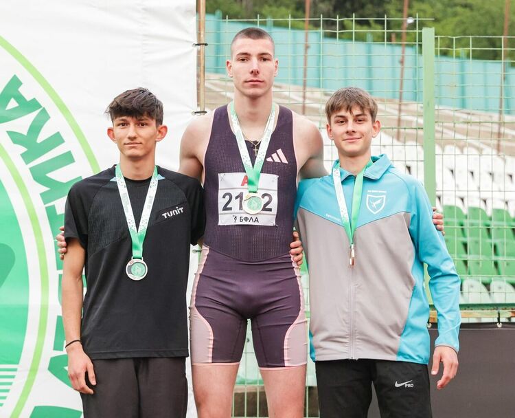 Божидар Саръбоюков с титла от „Самарско знаме“, „Хеброс“ с 4 медала