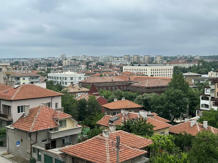 Хладно и предимно облачно време и днес