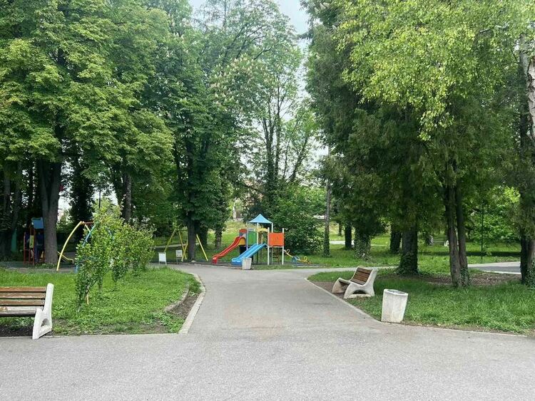 От април месец до момента се извършва косене на тревните площи и паркови пространства в град Радомир