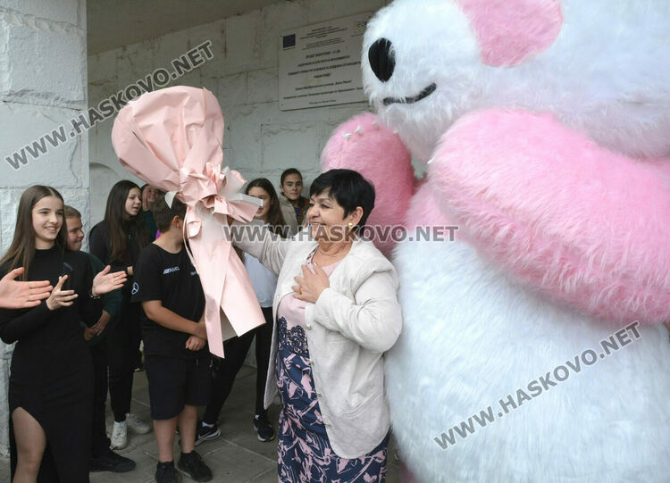 С бяла мечка седмокласници от „Васил Левски“ поканиха класната си на другарска вечер
