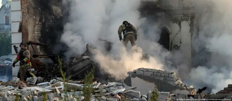 Горяща сграда в Харков след руско попадение