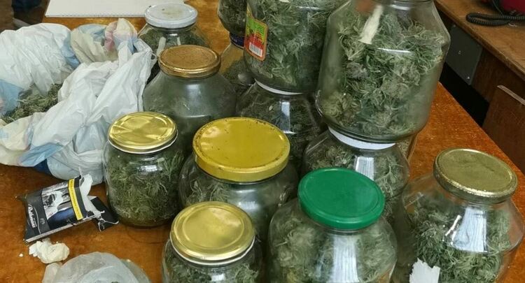 Задържаха двама с буркани марихуана и метамефамин