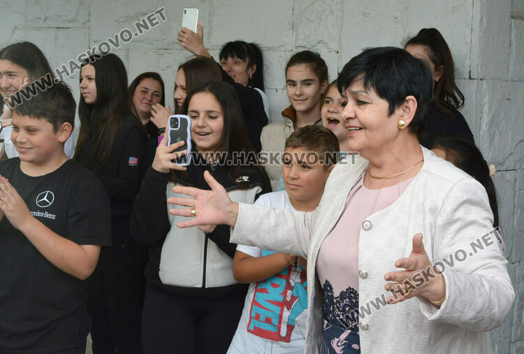 С бяла мечка седмокласници от „Васил Левски“ поканиха класната си на другарска вечер