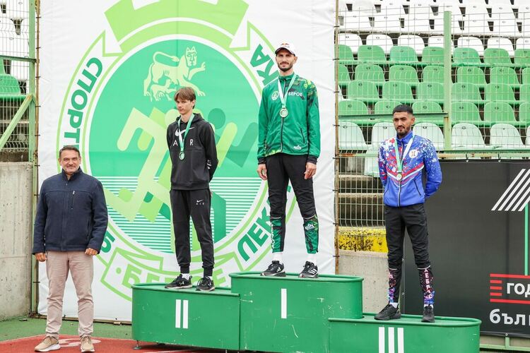 Божидар Саръбоюков с титла от „Самарско знаме“, „Хеброс“ с 4 медала