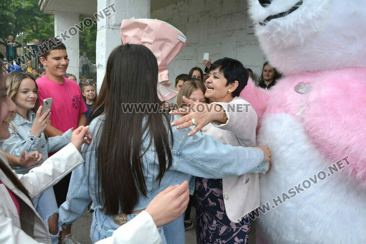 С бяла мечка седмокласници от „Васил Левски“ поканиха класната си на другарска вечер