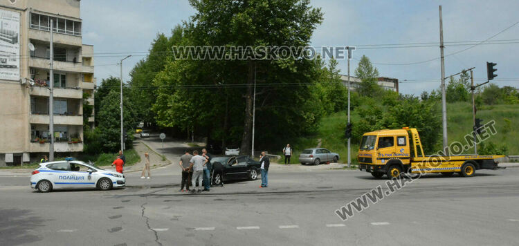 Мерцедес и БМВ се сблъскаха на кръстовище на бул. „В.Левски“ и ул. „Единство“