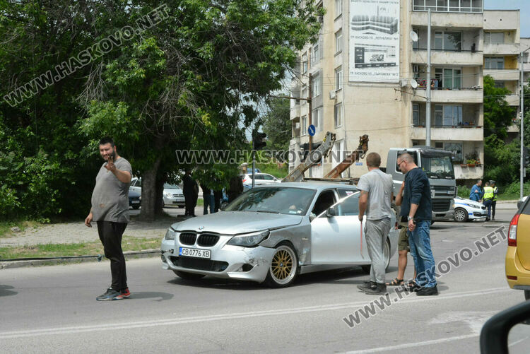 Мерцедес и БМВ се сблъскаха на кръстовище на бул. „В.Левски“ и ул. „Единство“