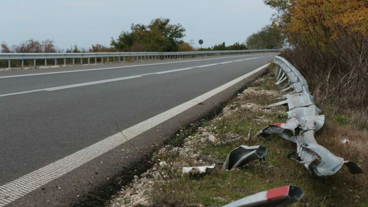 Жена пострада с автомобила си при удар в мантинела