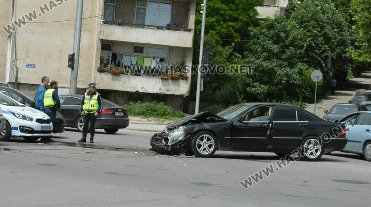 Мерцедес и БМВ се сблъскаха на кръстовище на бул. „В.Левски“ и ул. „Единство“