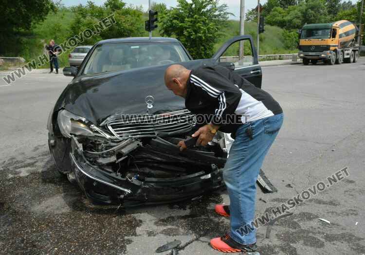 Мерцедес и БМВ се сблъскаха на кръстовище на бул. „В.Левски“ и ул. „Единство“