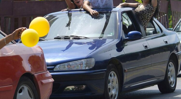 Полицията глоби абитуриенти за показване през прозорците и надути клаксони