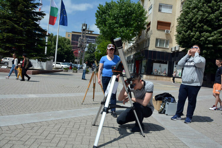 Хасковлии наблюдават небето с телескопи