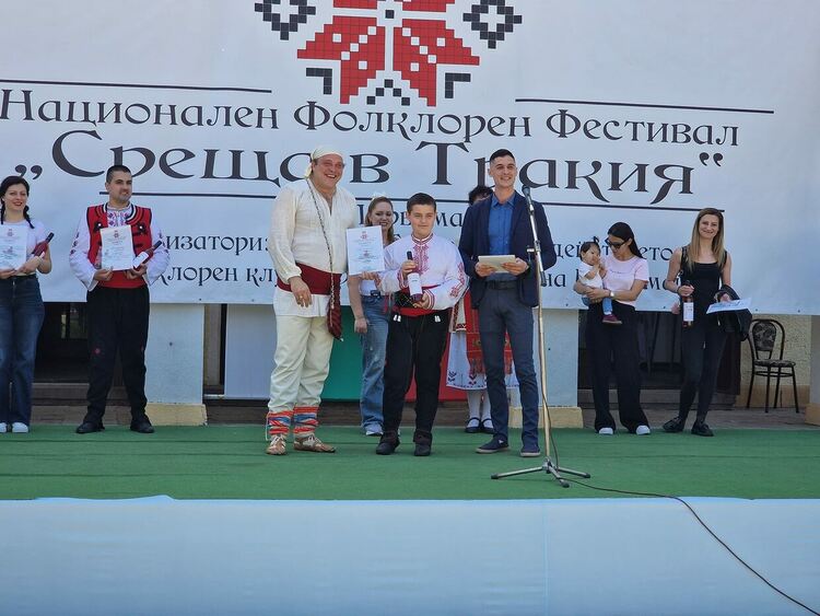 Фестивалът "Среща в Тракия" зарадва първомайци