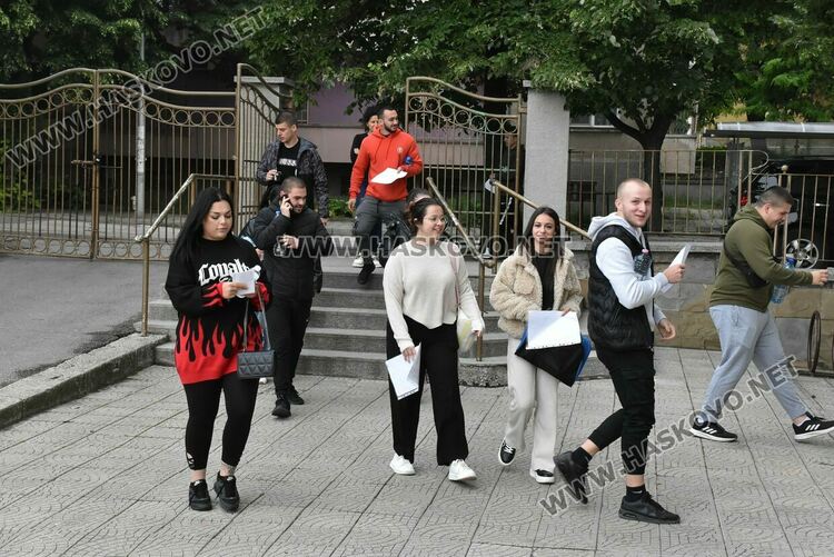 9 зрелостници не се явиха на матурата по предмети в Хасковско