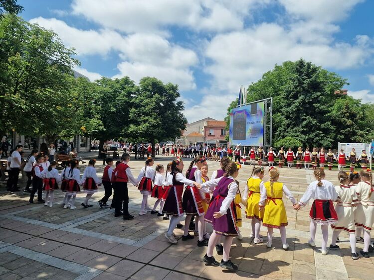 Фестивалът "Среща в Тракия" зарадва първомайци