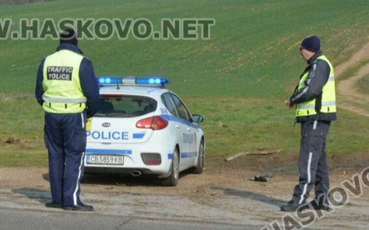 15-годишни катастрофираха с открадната кола и избягаха