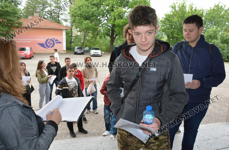 9 зрелостници не се явиха на матурата по предмети в Хасковско