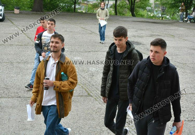 9 зрелостници не се явиха на матурата по предмети в Хасковско