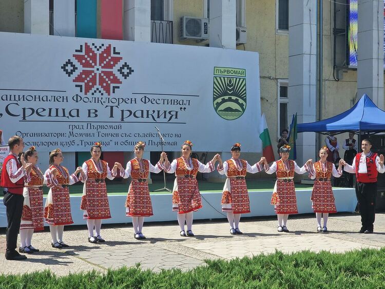 Фестивалът "Среща в Тракия" зарадва първомайци
