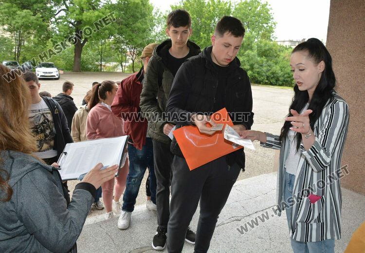 9 зрелостници не се явиха на матурата по предмети в Хасковско