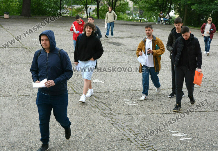 9 зрелостници не се явиха на матурата по предмети в Хасковско
