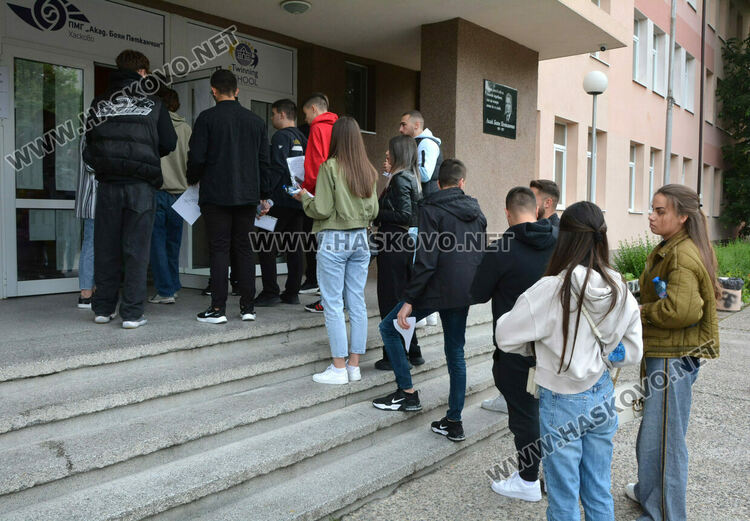 9 зрелостници не се явиха на матурата по предмети в Хасковско